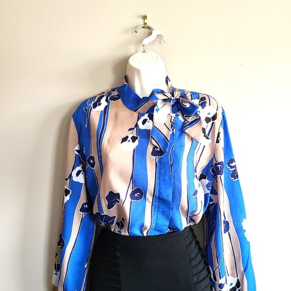 Vintage Koret long sleeves blouse with off center buttons down and bow. - Picture 2 of 14